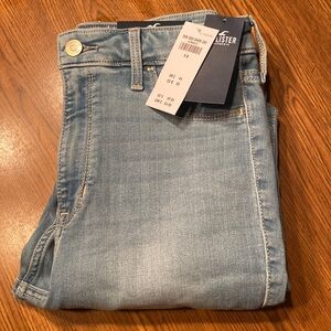 Hollister women’s jeans. Size9R. W29x L28. Light blue, distressed.